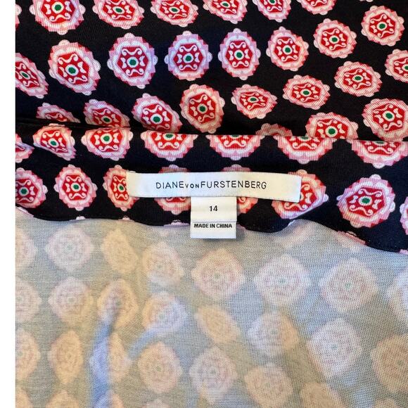Diane Von Furstenberg 100% Silk Classic Medallion Print Wrap Dress Size 14 - Picture 5 of 9